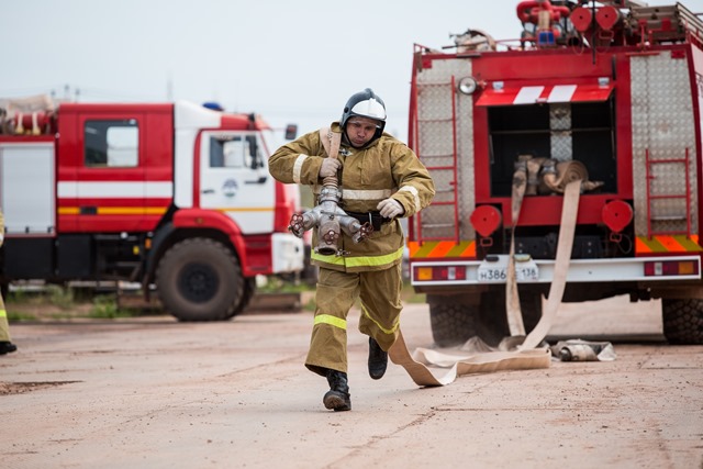 Иркутская нефтяная компания участвует в тушении лесных пожаров на севере области