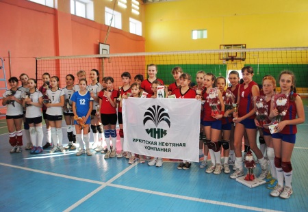 Кубок волейбольного турнира на призы ИНК увезла команда из Читы