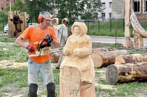 В Усть-Куте прошел фестиваль деревянных скульптур при поддержке ИНК